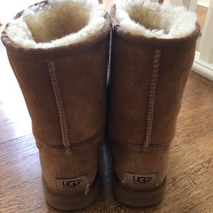UGG Women’s Classic Short Boot (Chestnut) (Ripped)